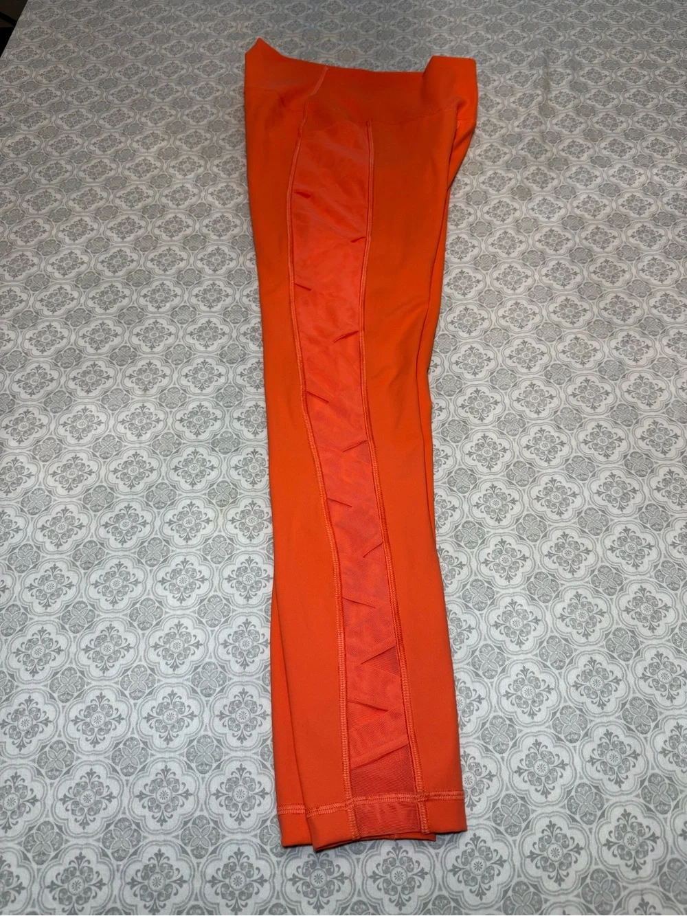 Lululemon rise and flow leggings *RARE* Size 6